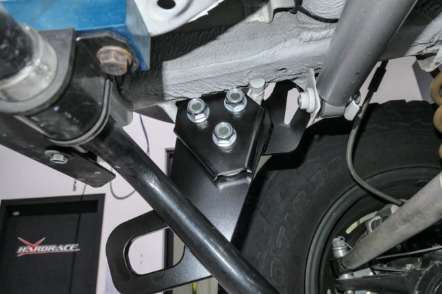 Hardrace - eesmise haakekonksu komplekt Suzuki Jimny