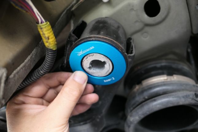 Tesla Model 3 tagumise alusraami vibratsioonisummutusdetail