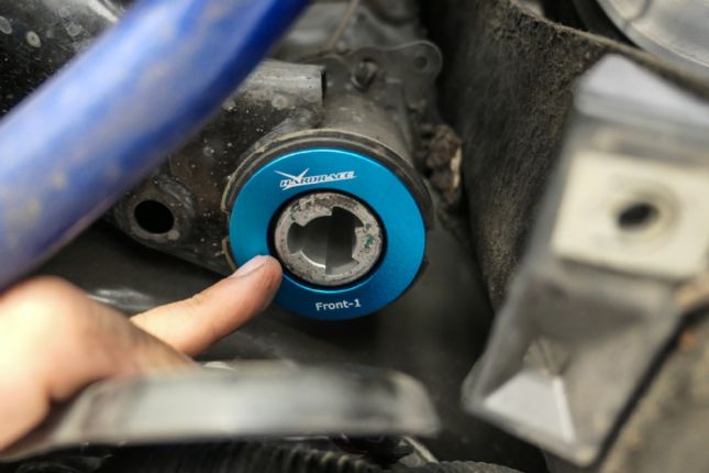 Tesla Model 3 tagumise alusraami vibratsioonisummutusdetail