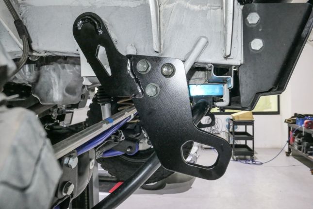 Hardrace - eesmise haakekonksu komplekt Suzuki Jimny