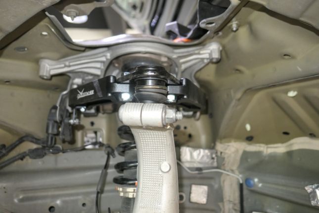 Eesmise ülemise kaldenurga komplekt Tesla Model 3