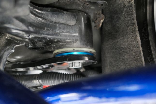 Tesla Model 3 tagumise alusraami vibratsioonisummutusdetail