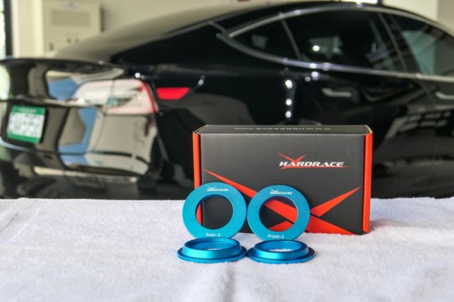 Tesla Model 3 tagumise alusraami vibratsioonisummutusdetail