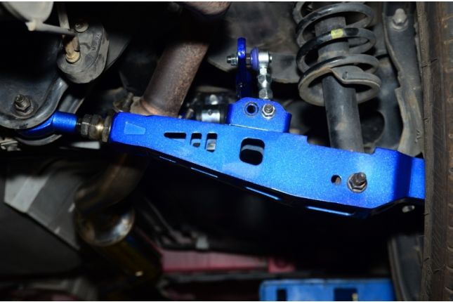 Hardrace – tagumine alumine õõtshoob Mitsubishi Lancer Mirage, Outlander