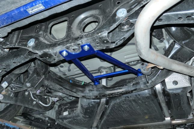 Hardrace – Tagumine alumine jäikustala Toyota Sienna